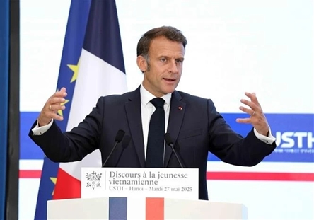 French President talks to Vietnamese students, young intellectuals in Hanoi
